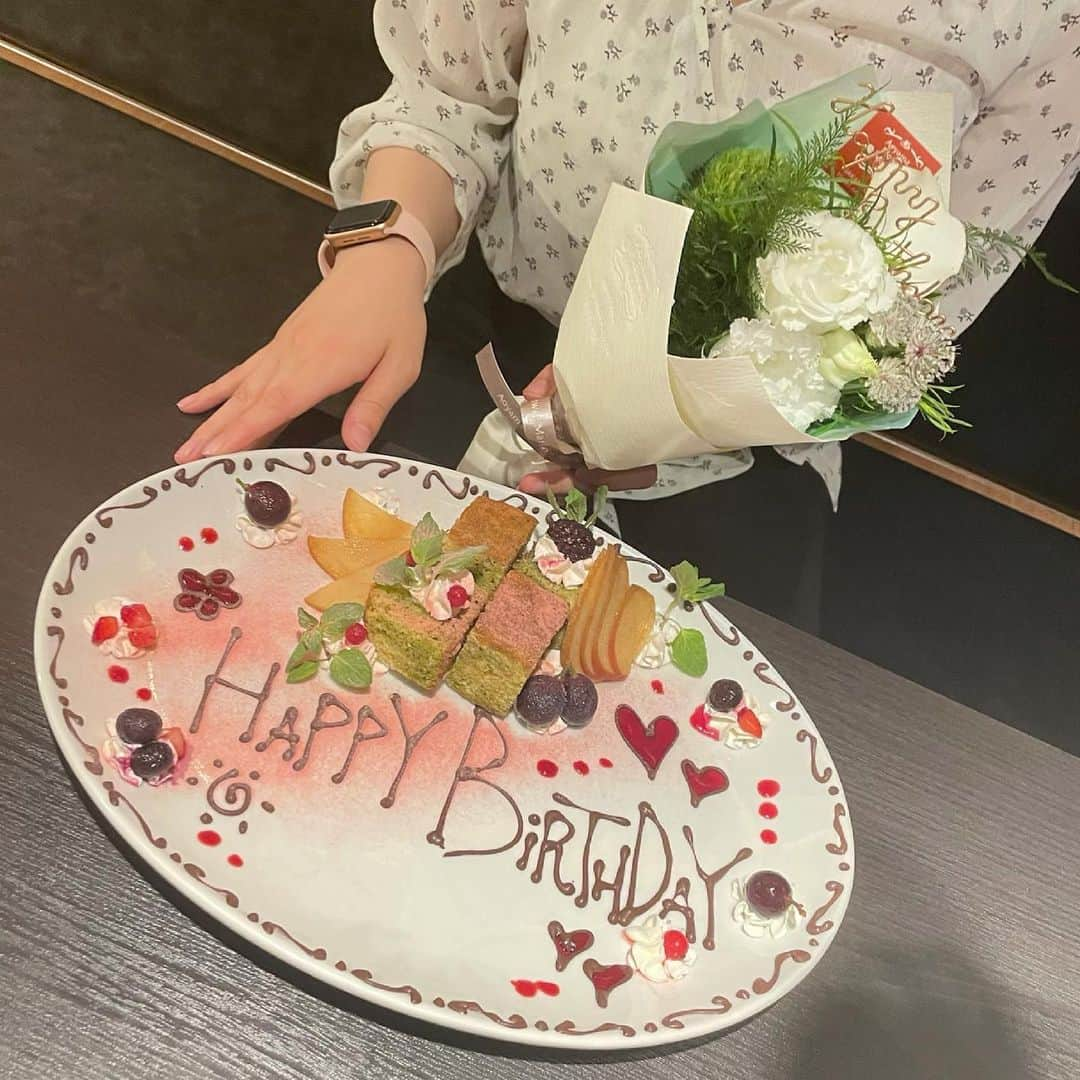 大和田南那さんのインスタグラム写真 - (大和田南那Instagram)「この間妹の誕生日お祝いしました！ 会う前にしっかりPCR検査もして万全😷  焼肉久しぶりに食べた、、 全部美味しかったけど私的にはユッケが優勝🏅  色んな種類のお塩があって お肉によって合うものがあるらしく 2人で試して 私はハーブソルトが1番好きだった🧂🍃  プレゼントは色々迷ったけど 喜んでくれて良かった~ すぐつけてくれた⌚️🤍  #マーク松岡 #中目黒焼肉」6月27日 18時50分 - nanaowada_official