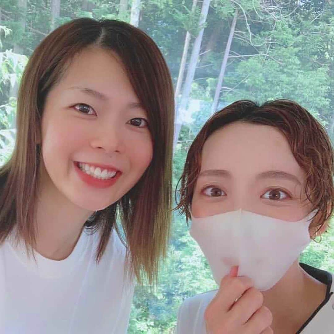 佐藤美弥のインスタグラム：「.  またゆかさんに脳洗浄してもらいました🙌🏽✨  終わった後低い鼻が高く 平らなおでこが丸っと🥺♡笑  生活が変わって座ってる時間や パソコンを見ている時間が増えて 今までと違った疲労感もスッキリ！✨  ありがとうございました☺️💓  相変わらずの爆睡で 寝起きすっぴん顔😂💦  ゆかさんの髪型ツボ！ かわいいっ🥰 やってみたいけど似合わないに100票🔥  #parafuse #脳洗浄 #心も身体もスッキリ」