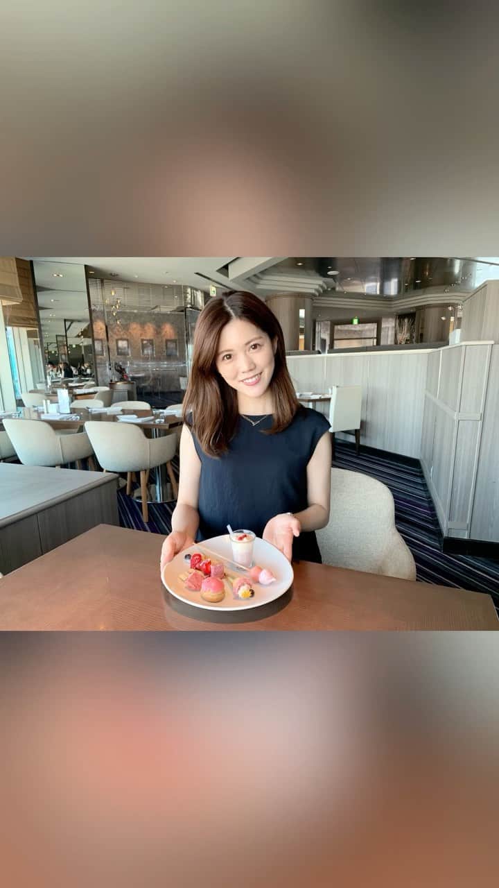 上坂由莉のインスタグラム：「⁡ ⁡ 先日、スイスホテル南海大阪の パステルコレクションの試食会へ行ってきました👗 @swissotelnankaiosaka_official ⁡ 一番初めに目に飛んでけたのは動画中盤の 色鮮やかなヒールのタワー👠 凄く可愛いかったです💕 ⁡ ⁡ スイスホテルだけあってチョコレートは 高品質のスイスチョコレート🍫🇨🇭 これ本当美味しかったです🤤 ⁡ ⁡ スイーツはもちろんですが セイヴォリーも物凄く充実していて 甘い物が苦手な方と来ても絶対楽しめると思います✨ 私はガッツリとタイカレーも食べてました🍛笑 目の前でカットしてくださる 豚ロースも柔らかくて最高にオススメ🤤🍖 ⁡ ⁡ テーブルにはマスクも用意されてますし お料理を取る時は手袋をはめるなど 感染症対策もバッチリだったのでご安心ください☺️ ⁡ ⁡ 36階だけあって眺めも抜群❗️ 素敵な週末を過ごせると思います👩💓 ⁡ ⁡ _ _ _ _ _ _ _ _ _ _ _ _ _ _ _ _ _ _ ⁡ 【 パステルコレクション 】 場所： スイスホテル南海大阪 36皆 『タボラ 36』 期間： 毎週土日 7/3(日)〜8/29(日)及び7/23(金祝) 料金： 大人 5,600円、お子様 2,800円(4-12歳) 税サ込み ご予約・お問い合わせ：06-6646-5125 もしくは Tavola36.Osaka@swissotel.com ⁡ ⁡ #スイスホテル南海大阪 #パステルコレクション #タボラ36 #スイーツブッフェ #スイスホテル #swissotelnankaiosaka」