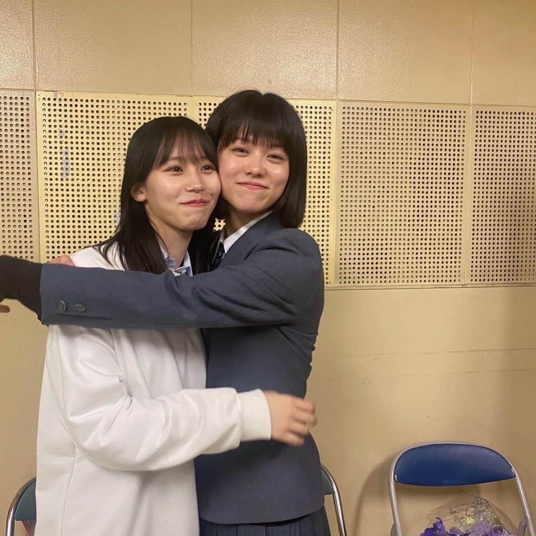 志田彩良のインスタグラム：「・ みーちゃんと📸  2、3枚目はご利益のありそうな 坊主さんからパワーをもらっている 一部始終です。笑  放送まであと1時間！！ このあとインスタライブよろしくお願い致します。」