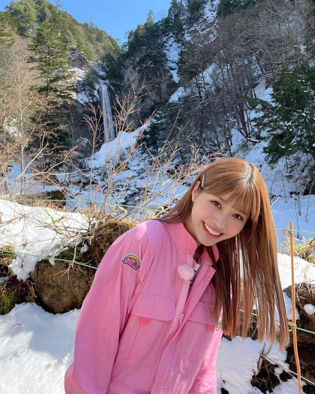 生見愛瑠さんのインスタグラム写真 - (生見愛瑠Instagram)「タイチサンのロケで滝を見に行った時~ 目が幸せ杉ました☺︎  この写真の中で私だけピンク🐷」6月27日 19時43分 - meru_nukumi