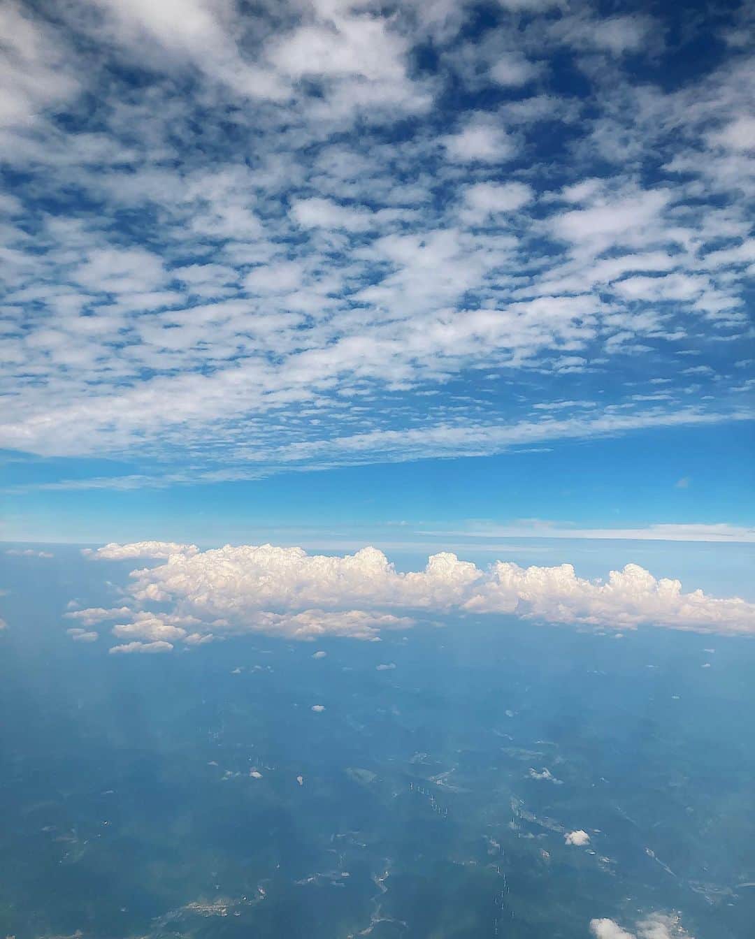 海江田麻貴さんのインスタグラム写真 - (海江田麻貴Instagram)「ㅤㅤㅤㅤㅤ  ㅤㅤㅤㅤㅤ あ〜自分はなんてちっぽけな存在なんだろう〜悩みなんてちっぽけだ〜生きてるって奇跡だな〜幸せだな〜  ㅤㅤㅤㅤㅤ ってなる動画。スワイプしてね☁️  ㅤㅤㅤㅤㅤ 飛行機からみえる神秘的な世界が大好き。宇宙と空と私たちのいる地上の層を横から見ている感じ。🪐☁️  ㅤㅤㅤㅤㅤ 美しいものを見ると、感覚が研ぎ澄まされて、その分醜いものに対する嫌悪が増して、自分の中のよくない部分が洗い出される感じがする。  ㅤㅤㅤㅤㅤ とても抽象的で伝わらないかもしれないけれど、「〜な感じ」とか「なんとなくこうだと思う」っていうビビッとくる直感を大事にしていきたい🚀  ㅤㅤㅤㅤㅤ 、、、、、ていう深夜に作った下書きから投稿しました🤣笑笑 ㅤㅤㅤㅤㅤ  ㅤㅤㅤㅤㅤ  #飛行機の窓から #飛行機写真 #airplanephotos #airplanephotography #skyphotography #skyphoto #skyphotos #空写真 #滑走路 #飛行機 #飛行機倶楽部 #飛行機好きな人と繋がりたい #飛行機好き #ブルースカイ #bluesky #skyblue #青空 #青空が好き#sky #skyphotography #skylovers #skyblue #飛行機のある風景 #飛行機写真 #jal #skytrip #skytravel #宇宙 #神秘的 #mysterious #universe #cloud #clouds」6月27日 19時50分 - _makiii0924_