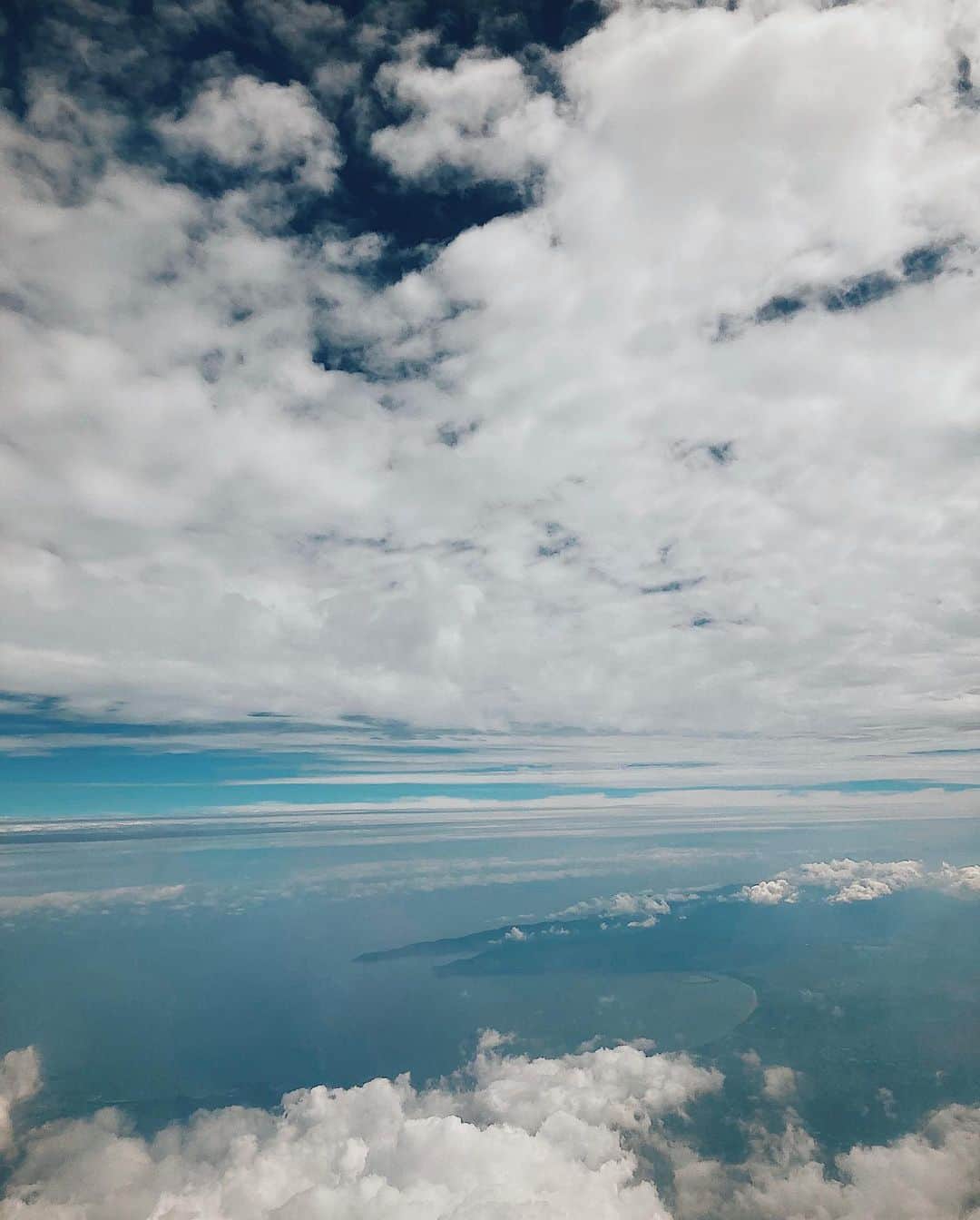 海江田麻貴さんのインスタグラム写真 - (海江田麻貴Instagram)「ㅤㅤㅤㅤㅤ  ㅤㅤㅤㅤㅤ あ〜自分はなんてちっぽけな存在なんだろう〜悩みなんてちっぽけだ〜生きてるって奇跡だな〜幸せだな〜  ㅤㅤㅤㅤㅤ ってなる動画。スワイプしてね☁️  ㅤㅤㅤㅤㅤ 飛行機からみえる神秘的な世界が大好き。宇宙と空と私たちのいる地上の層を横から見ている感じ。🪐☁️  ㅤㅤㅤㅤㅤ 美しいものを見ると、感覚が研ぎ澄まされて、その分醜いものに対する嫌悪が増して、自分の中のよくない部分が洗い出される感じがする。  ㅤㅤㅤㅤㅤ とても抽象的で伝わらないかもしれないけれど、「〜な感じ」とか「なんとなくこうだと思う」っていうビビッとくる直感を大事にしていきたい🚀  ㅤㅤㅤㅤㅤ 、、、、、ていう深夜に作った下書きから投稿しました🤣笑笑 ㅤㅤㅤㅤㅤ  ㅤㅤㅤㅤㅤ  #飛行機の窓から #飛行機写真 #airplanephotos #airplanephotography #skyphotography #skyphoto #skyphotos #空写真 #滑走路 #飛行機 #飛行機倶楽部 #飛行機好きな人と繋がりたい #飛行機好き #ブルースカイ #bluesky #skyblue #青空 #青空が好き#sky #skyphotography #skylovers #skyblue #飛行機のある風景 #飛行機写真 #jal #skytrip #skytravel #宇宙 #神秘的 #mysterious #universe #cloud #clouds」6月27日 19時50分 - _makiii0924_