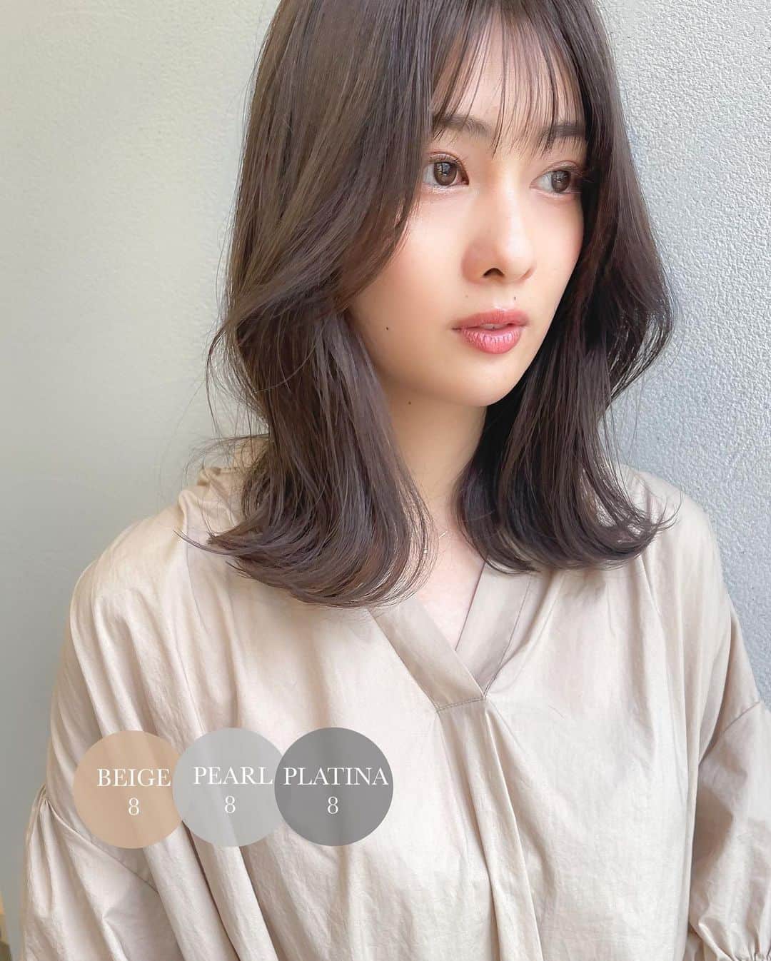 大木光のインスタグラム：「【大木光のご予約に関しまして】 ＊本日6/27  7月上旬予約を解放致しました。 . ○本日のお客様 swipe▷▷ . 透明感と柔らかさのある肌馴染みの良い#淡色ベージュ 今回はBEIGE  PEARL  PLATINAの3色を MIX . 前髪は透け感のある#ヘルシーバンク に顔まわりに動きを纏った#流れる顔まわり ✂︎  あっという間に半年が終わりそうですが 下半期も素敵な毎日をお過ごしできるよう 髪の毛をお任せ頂けますと嬉しいです😌 引き続きどうぞ宜しくお願い致します！ . ＊撮影時のみマスクを外させていただいております。   #ベージュカラー#ミディアム #レイヤーカット #ミディアムレイヤー #レイヤースタイル#グレージュ#シークレットハイライト#外ハネ#くびれレイヤー#レイヤー#シースルーバング」
