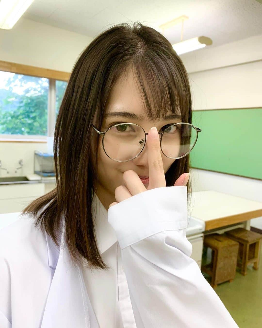 小坂菜緒のインスタグラム：「#小坂菜緒1st写真集君は誰？書店限定ポストカード特典だけのとっておき、白衣を着たリケジョこさかなのレアなオフショットです📚 Twitterでは、本日最後の日向坂46メンバーの見てみた動画を公開中です💗 ▶︎Twitterも @kosakanatops #小坂菜緒 #日向坂46」