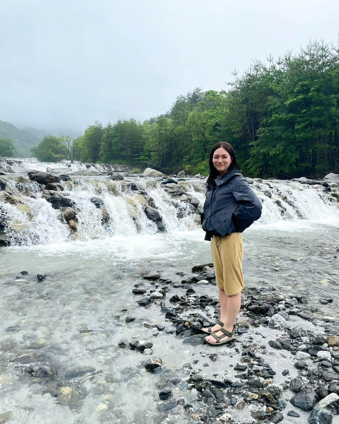 石井里奈さんのインスタグラム写真 - (石井里奈Instagram)「こんばんは⛰✨ 先週末の初人生キャンプ🏕🔥 . ドラマ着飾る恋には理由があってを観て、キャンプに行きたくなって笑、山梨にある南アルプス三景園さんへ行ってきました✨⛰ . グランピングに近いものを想像していたら、全て自分でするオートキャンプ🤣 コテージかなと思ったらバルコニーで布団もキッチンもなくて(笑) 何も持ってきてなかった初心者に、優しいキャンプ場のおばさんがいろいろ優しく対応してくれて結果素敵な初キャンプを楽しむことが出来ました❤ . 焚き火の火が本当に綺麗で不思議と何を考える訳でもなくずっと眺めていられて🥺✨ またその焚き火の火で炭火焼したラムチョップが最高に美味しくて幸せ☺️ キャンプの魅力にどっぷり❣️ 次のキャンプの予定を立てるくらいハマってしまいました笑 翌朝晴れてそれも気持ちよかったな！ . 今回のキャンプでは着飾ることなく持ち合わせの服の防寒スタイル笑 デジタルデトックスで、美味しい空気と優しい陽の光に包まれる時間。 本当にひかえめにいっても最高でした🥺❣️ . #ゴルフ女子 からの #キャンプ女子 を今年は目指していこうかな🔥 キャンプのお仕事お待ちしてます！笑 . 今日もお疲れ様でした❤️ . #キャンプ #焚き火 #camp #camping #キャンピングカー #着飾る恋には理由があって #キッチンカー #デジタルデトックス #山ガール #バーベキュー #ラムチョップ #yakiniku #bbq #炭火焼き #焼肉 #キャンプコーデ #パジャマ #ウィンドブレーカー #アクティブ #アクティブ女子 #キャンパー #キャンプファイヤー #川遊び #森林浴 #瞑想 #山梨 #山梨県 #ふたりソロキャンプ」6月27日 20時10分 - ri7tin1025