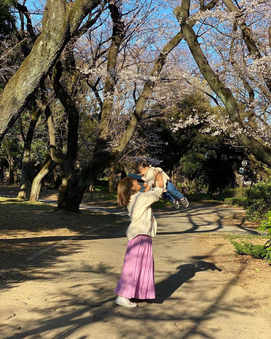 クロさんのインスタグラム写真 - (クロInstagram)「去年の春頃、ホンダのFITと共に親子孫三世代で青山エリアを丸一日堪能させていただきましたぁ🥺🎶  FITの「HOME」という車種🚘✨  働く女性やファミリーがFITに乗ってリラックスできるそんな車なのです☺️☝🏽✨  この季節はあちこちで桜を見ることが出来て、ドライブしているだけで心がワクワク踊ります♩🚗  車内での会話もパッと明るく、桜色🌸☺️  テラス席も気持ちが良い季節で 外苑並木でお茶やランチをしたり、公園で娘と遊び、青山で母と整体、渋谷で大好きな家具屋さんへ行くなど、FITと共に、1日大満喫させてもらっちゃいました〜🧑🏻👩🏽👧🏽  FITは "「使う人の心地良さ」を1番に追求して作られた" という思いが詰まっていて、疲れがちなドライブタイムがとてもリラックスできて、楽しい時間になりました🥺🙏🏽  ハイブリッドで加速がスムーズなことはもちろん、シートは乗り心地が良く、前方ガラスの両サイドの枠が細いので視界が広いのも気持ちが良かった☺️  使い心地に優れている点は 前に充電コネクタ 後ろの人が使える充電コネクタは2つ 一番感動したのは運転席の横へ細長いスペースがあって、そこにしっかりとカバンが置けスペースがあるところ👜 いつも、カバンは後ろに置いたり、助手席に人が乗っていなかったら助手席に置くことが日課になっていたので、たったそれだけのことかもしれないけれど、動作がスムーズで心地良い体験になりました🥺🙏🏽  新しいFIT、皆さんにも体験してみてもらいたいなぁぁ🚗🚗🚗 ※写真は約1年前、去年の春のものです  #ホンダ #フィット #FIT #コンパクトカー #丁寧な暮らし #親子マッサージ #外苑前ランチ #kichiri #ジャーナルスタンダードファーニチャー #外苑並木 #PR」6月27日 20時11分 - kuro_risa