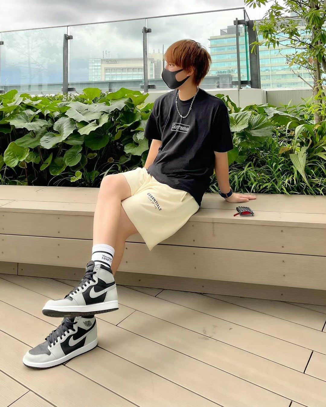 松村淳平のインスタグラム：「SupremeのKaws Teeゲットできました🙋‍♂️ もうすぐ21ssも終わりですね。 皆さん何かゲットできました？  ▼tops≫#supreme  ▼necklace≫#GUCCI ▼pants≫#ESSENTIALS ▼socks≫#youthfulsurf  ▼sneakers≫#airjordan  ほな」
