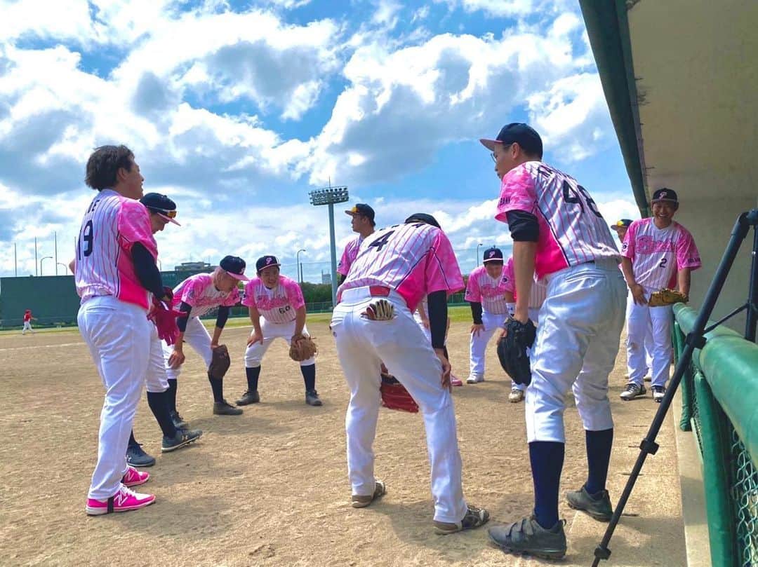 上杉あずさのインスタグラム：「. 好きだぜ、ポークス💗 We are PORKS (๑•🐽•๑)  #hardbankporks #fukuoka #fukuokabaseball #baseballteam #oneteam #︎︎︎︎︎fukuokasports #baseballchampionship #pinkuniform #草野球 #草野球チーム #草野球チームと繋がりたい #試合よろしくお願いします #野球女子 #汐井公園野球場」