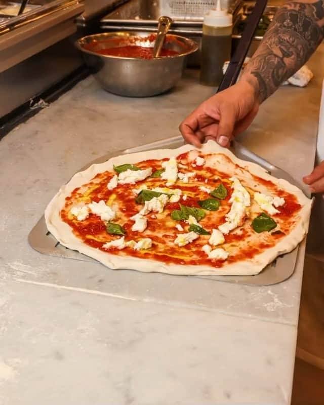 Eataly Brasilのインスタグラム：「Pizzas napoletanas, massas frescas, vinhos regionais e muito mais! O Pasta & Pizza é o seu destino ideal para uma autêntica experiência gastronômica italiana. A única pergunta que resta é: o que você mais gosta de pedir por aqui? Responda nos comentários, amici! 🍕🍝🍷  #eataly #eatalybrasil #pizza #pizzalover #rossopomodoro」