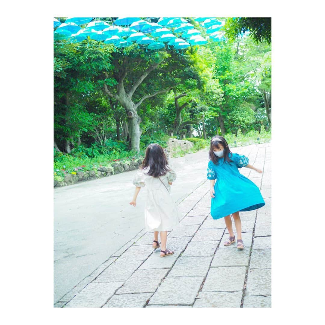 Yukiさんのインスタグラム写真 - (YukiInstagram)「行ってみたかった　#hanabiyori  へ💓  可愛いお花がいっぱいでお散歩をしながら楽しめて良かった☺️✨ スタバも可愛かったし #アンブレラスカイ　もあった💓 双子ちゃんはいっぱいの⛱を見てくるくるまわってましたww😆  ワンピースは @urbancherry_  さん♡ 刺繍ワンピースが可愛すぎる👀💕 髪型は、双子ちゃんがお洋服を着てから決めました🤗✨ そういうところも女子らしくなってきたかなぁ👀💕」6月27日 22時55分 - yukikuu96