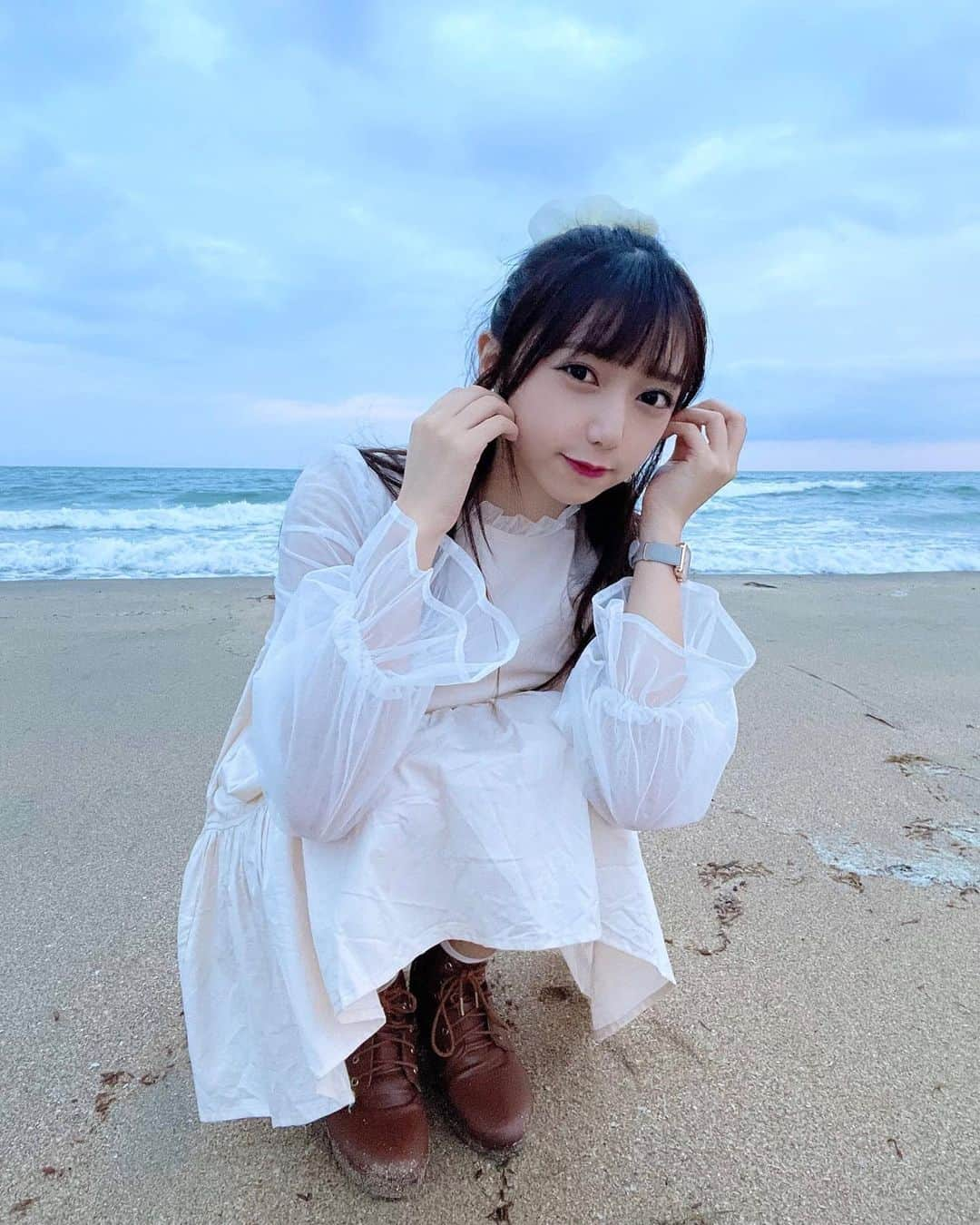 萩田ここさんのインスタグラム写真 - (萩田ここInstagram)「🌊✨ ⠀⠀⠀⠀ 今日は6/29の2nd Anniversary Live、 ラストライブに向けての決起集会でした❤︎ ⠀⠀⠀⠀ 1部は初期のデビュー衣装をとっても久しぶりび着たんだ‼︎ 髪型もデビュー当時に寄せてみたの💇🏻‍♀️💭 ⠀⠀⠀⠀ この写真は今日MVが公開された 「親愛なる君へ」の時のです💍 ⠀⠀⠀⠀ みんなで朝日を見るために4時くらいから海にいたよ🐚🏝 ⠀⠀⠀⠀ かみやどの笑顔が詰まったMVなので 是非みて欲しいな☺︎ ⠀⠀⠀⠀ Had a last event before our last live on the 29th. Our new and last music video's out on YouTube!! This is a photo from the shoot♡ Please check it out! ⠀⠀⠀⠀⠀⠀ #かみやど #ひらがなかみやど #萩田ここ #アイドル #JapaneseIdol」6月27日 23時04分 - kokoro_hagita