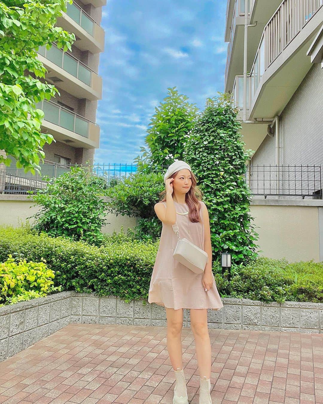 いっちゃん/嶋津 いつみのインスタグラム：「. . @amail_official  で新しくGETした バック👜を使いたくて コーデ組んだらまたベージュの人になってもぉた🙄💗 . . . . ストラップ部分のブランドロゴがかわいいのと🥺✨ コンパクトに見えて以外と大容量なとこが お気に入り🐯💚 . . .  #いっちゃん  #フリーモデル  #いっちゃんコーデ #ブライダルモデル #アレンジモデル #ヘアカラー  #ヘアアレンジ #くしゃ顔  #フリーモデル #ドレスモデル #ダイエット  #치맥  #좋아요환영 #소통환영 #팔로우환영  #팔로미 #인친환영 #친구해요 #셀카 #셀피」