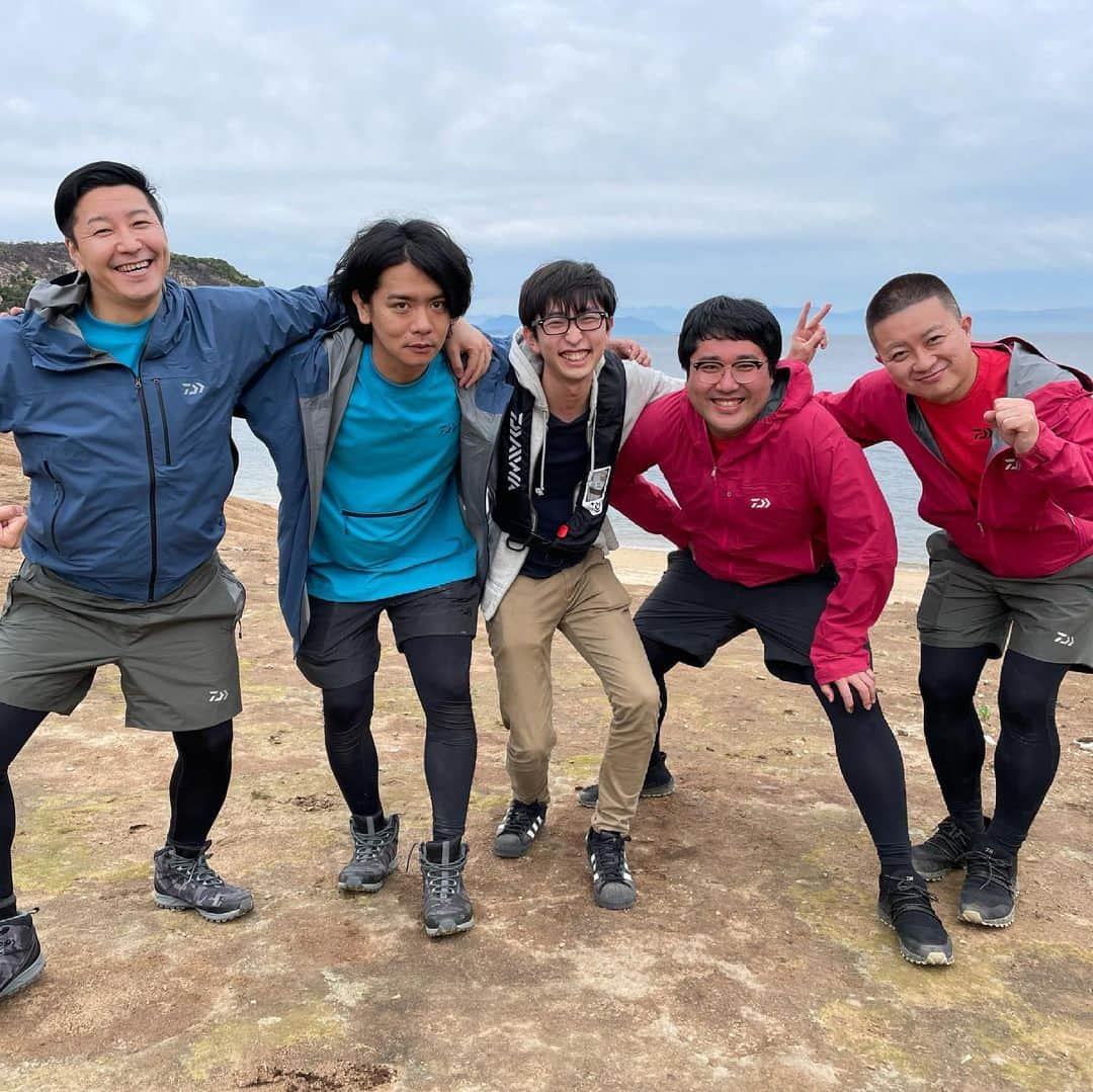 長田庄平さんのインスタグラム写真 - (長田庄平Instagram)「ハマチsixは衝撃でした！🐟 一週間手首ガクガク、、  野田さん火起こしお疲れ様です🔥  またこの旅、仕事したいやーーー！  #ニッポンを釣りたい #チョコレートプラネット #マヂカルラブリー  #チームドラゴン」6月27日 23時13分 - osadashouhei