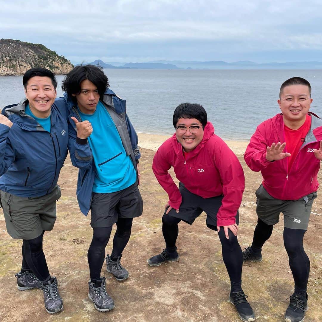 長田庄平のインスタグラム：「ハマチsixは衝撃でした！🐟 一週間手首ガクガク、、  野田さん火起こしお疲れ様です🔥  またこの旅、仕事したいやーーー！  #ニッポンを釣りたい #チョコレートプラネット #マヂカルラブリー  #チームドラゴン」