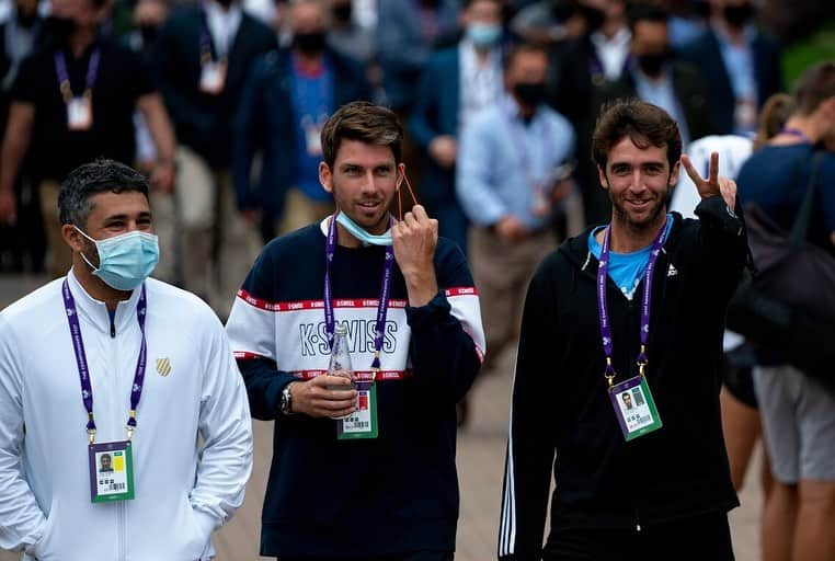 キャメロン・ノリーのインスタグラム：「☁️😏🙄✌️ @wimbledon」