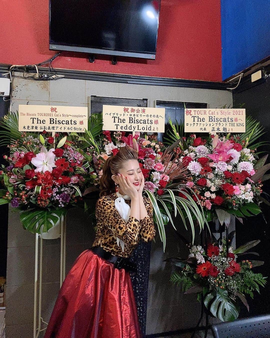 のインスタグラム：「TheBiscatsツアー渋谷公演 来てくださった皆さん ありがとうございました🙏❤️❤️ ⁡ 皆さんの想いやパワーも伝わってきて わたしたちもめちゃくちゃ 熱い気持ちで最後まで駆け抜けることが 出来ました✨✨✨ ⁡ それから素敵なスタンドフラワーも いただいて、、、感謝です🙏 ⁡ お花もとっても嬉しい💐 ⁡ 幸せだー！！と叫びたい😭！！笑 ⁡ 今日はぐっすり眠れそうです、みんならぶ💞 ⁡ #thebiscats #biscats #ビスキャッツ #tour #ツアー #live #ライブ #スタンドフラワー #渋谷rex #渋谷 #shibuya」