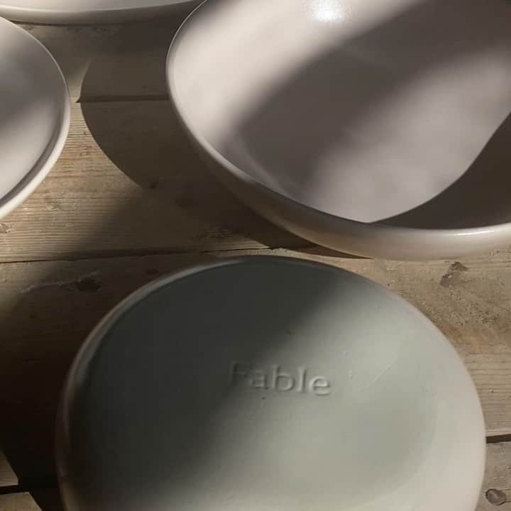のインスタグラム：「I may not have chairs. I may not have tables. I may not have walls… 🤦🏼‍♀️  But I have @dinewithfable and that’s a good place to start 🕊」
