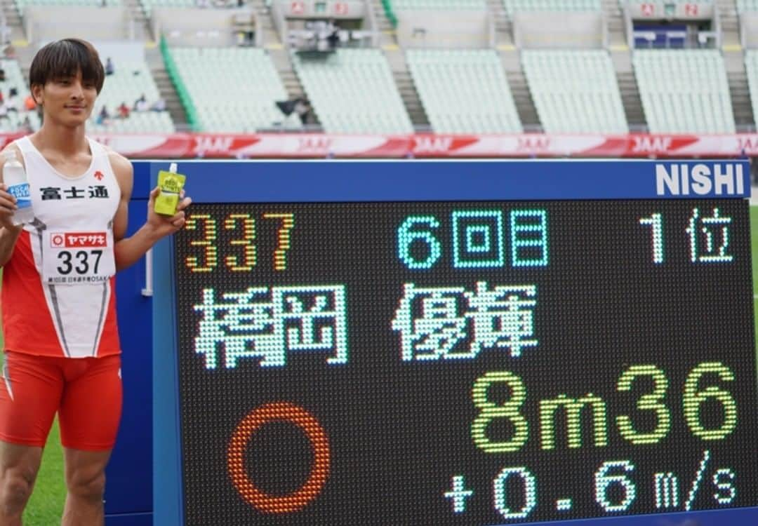 日本陸上競技連盟さんのインスタグラム写真 - (日本陸上競技連盟Instagram)「【#日本選手権✨優勝者コメント】 ◆男子走幅跳　優勝 8m36（+0.6） #橋岡優輝（富士通・東京） 🎉🎉東京オリンピック日本代表内定🎉🎉 ※参加標準記録突破済み  正直、ホッとしている。ただ、(五輪)代表は内定してけれど、この日本記録（8ｍ40）の更新を狙っていたので、悔しい思いがある。 （2回ファウルして3回目を迎えることになったが）プレッシャー感じていたのは、実は1本目のほうで、跳躍してから「あ、すごい緊張していたんだな」と感じたほどだった。そういったミスをしたのがまだ国内の試合だったことは、不幸中の幸いだった。 （最終試技でマークした自己新記録の8ｍ36は）「すごくいい跳躍」というわけではなく、まだ改善余地のあるものだったので、そういったところをオリンピックに向けて修正を加えていければ、目標としているメダル獲得は見えてくるのかなと思っている。（8ｍ）36を跳んでも、かなり修正点を見つけることができ、「まだまだだなあ」ということを実感することができた。その「まだまだ」の部分をどれだけ自分で満足できるものにしていけるかが勝負になってくる。そうしたところを大切にしながら、オリンピックでは今の思いをぶつけていきたい。  （日本のトップアスリートとして活躍してきた）両親も出場することができなかったオリンピックの舞台に立てるのは、本当に多くの支えがあったからこそ。本当に感謝している。このオリンピックの舞台に、従兄弟（サッカーの橋本大樹選手）と立つことができるのは本当にすごいこと。やっとスタートラインということを胸に、２人で切磋琢磨しながらいい結果を残せていければいいなと思う。  （しっかりハマれば、どのくらいの記録が跳べると思っているか、との問いに）具体的な数字が見えているわけではないが、(8ｍ)50は確実にオーバーしてくるかなと思っている。それをしっかり実現できるように、これからの練習を1歩1歩やっていければいいなと考えている。（オリンピックでのメダル獲得の可能性は）周りの選手もすごく跳んでいるので、本番次第というところもある。今回のミスなどを踏まえて、よりパワーアップした状態で臨みたい。ここまで来たら、もうやることをやるだけ。1日1日を大切に、しっかりやっていきたい。  2021/6/27　JAAFメディアチーム  ■第105回日本陸上競技選手権大会 開催日：2021年６月24日(木)～6月27日(日) 会場：大阪・ヤンマースタジアム長居  ▼第105回日本陸上競技選手権大会特設サイトはこちら https://www.jaaf.or.jp/jch/105/  #U20日本選手権 #東京への最終章 #誇りをまとうために #JAAF #陸上」6月28日 0時54分 - jaaf_official