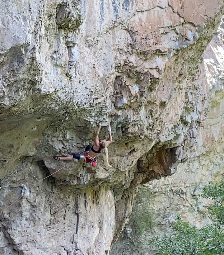 エミリー・ハリントンのインスタグラム：「Just a little throwback to my fave choss crag in all the land 🥰 Send footy of “Homunculous” (14a) Rifle, CO from last summer. V stoked to spend more time vertical crawling there in a few months!! 🦵🏻🦵🏻🦵🏻// @thenorthface // @lasportivana // @petzl_official //」