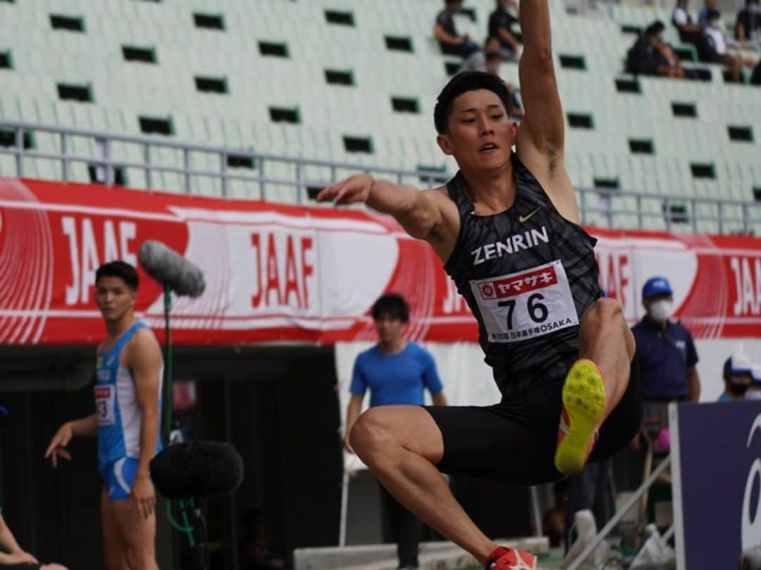 日本陸上競技連盟さんのインスタグラム写真 - (日本陸上競技連盟Instagram)「【#日本選手権✨内定者コメント】 ◆男子走幅跳　3位　7m90（+0.1） #城山正太郎（ゼンリン・北海道） 🎉🎉東京オリンピック日本代表内定🎉🎉 ※参加標準記録突破済み  とりあえずは(五輪代表に内定する)3番以内に入れたので、ホッとしている。去年くらいからずっと納得のいく跳躍ができていないのだが、3番以内に入らないと代表がもらえない状況だったので、そこは忘れて集中して、今日は跳んだ。  （決勝記録となった4回目の7ｍ90は）調子が上がらないなかでは、いい跳躍だったのかなと思う。  オリンピックは、ただ出るだけでは意味がない。しっかり決勝で戦えるように準備していきたい。  オリンピック本番までに変えていかなければいけないところはあるか、との問いに）特にないが、１つ１つの練習を丁寧にやっていきたい。  2021/6/27　JAAFメディアチーム  ■第105回日本陸上競技選手権大会 開催日：2021年６月24日(木)～6月27日(日) 会場：大阪・ヤンマースタジアム長居  ▼第105回日本陸上競技選手権大会特設サイトはこちら https://www.jaaf.or.jp/jch/105/  #U20日本選手権 #東京への最終章 #誇りをまとうために #JAAF #陸上」6月28日 0時55分 - jaaf_official