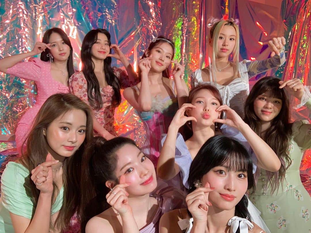 TWICEのインスタグラム：「Alcohol Free 4th Win 🏆🏆🏆🏆 - #TWICE #트와이스 - {#nayeon #나연 #jeongyeon #정연 #momo #모모 #sana #사나 #jihyo #지효 #mina #미나 #dahyun #다현 #chaeyoung #채영 #tzuyu #쯔위}」