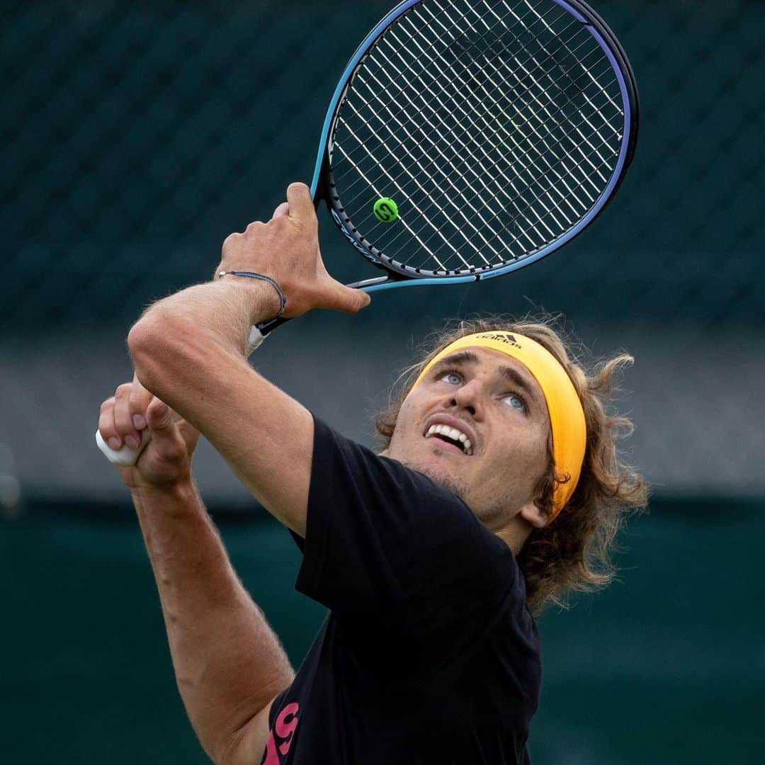 アレクサンダー・ズベレフさんのインスタグラム写真 - (アレクサンダー・ズベレフInstagram)「It’s Wimbledon time 🤍💚💜」6月28日 3時28分 - alexzverev123