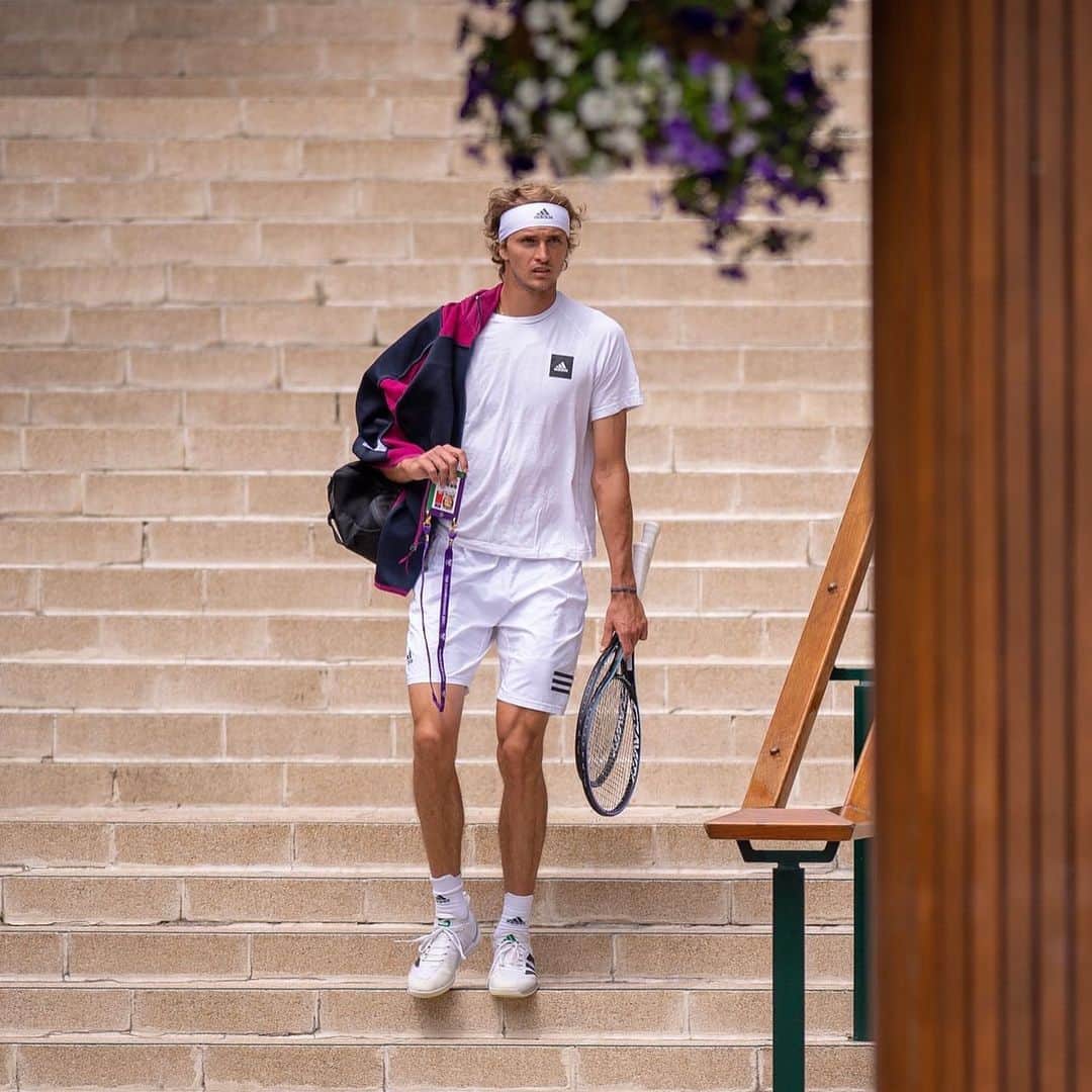 アレクサンダー・ズベレフさんのインスタグラム写真 - (アレクサンダー・ズベレフInstagram)「It’s Wimbledon time 🤍💚💜」6月28日 3時28分 - alexzverev123