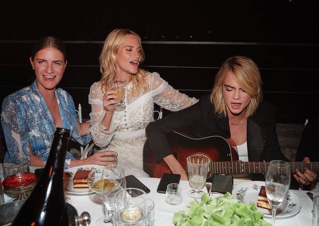 カーラ・デルヴィーニュのインスタグラム：「Whenever @cdelevingne @poppydelevingne and I get together, Prosecco is always at the table with us. That’s why when we started our first business together, we knew it had to be @della_vite.」