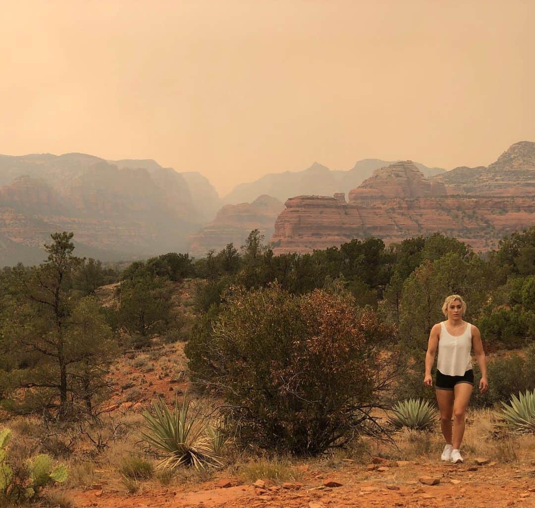 ヘレン・マロウリスのインスタグラム：「Sedona on a Saturday ⛰✨」