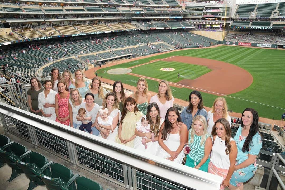 前田早穂のインスタグラム：「Baby shower at Target Field 👶🍼 Thank you for Inviting me🍼I'm really happy that I finally met Twins wives and girlfriends.Wishing all the best for you and your baby to be. Congratulations🎉  素敵なベビーシャワーに招待して頂きました😌初めてTwinsの奥様、彼女さん達にもお会い出来て、お話出来て嬉しかったです！ 元気な赤ちゃんが産まれますよう祈ります！」