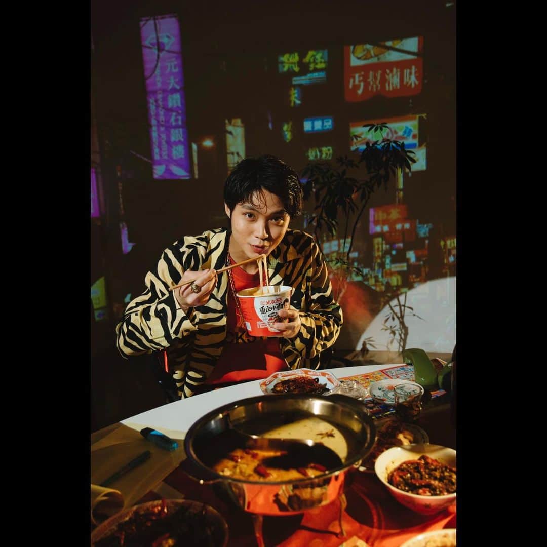 磯村勇斗のインスタグラム：「.  「#MORE 8月号」  本日発売　  激辛男子図鑑　  photo:神戸健太郎　  @kanbepouty @moremagjp」