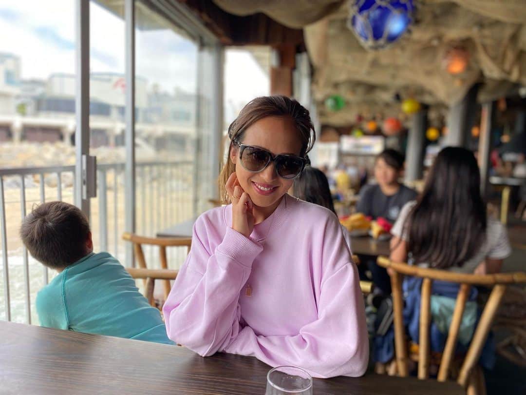 のインスタグラム：「大半の住みたい場所ハワイがダントツだったね！！！🤪綺麗であったかい海に確かに自然がたくさんあって田舎なのにちょい街が栄えてるもんね😀💜 私は昔、ハワイが好きすぎて、旅行で行った帰りの飛行機で泣いてた。恋しくなるのよ、なぜか🤣 沖縄も素敵だし、サンフランシスコ、タヒチとか？モロッコとか？ オランダやバルセロナ、熊本もどこもかしこもいつか行ってみたい💜  地球って世界ってまさに広くて素敵な場所だらけ🙏悪いニュースも飛び込むけど、優しくていい人たくさん💜 みんなニコニコ💜目が合うと必ずニコっとね！ カリフォルニア、行く場所で全然雰囲気が違う😙 綺麗な場所も汚い場所もあって、、、どこもそうだけどね、ポイ捨ては絶対にしてはいけないし、自分がいる場所や周りくらいは綺麗にして、一つでもゴミを拾ったりして、出来ることから行動に移して地球を大事にしたいなと🙏🙏🙏  ということで今日は海の幸、Redondo Beachにてクラムチャウダー食べました✌️」