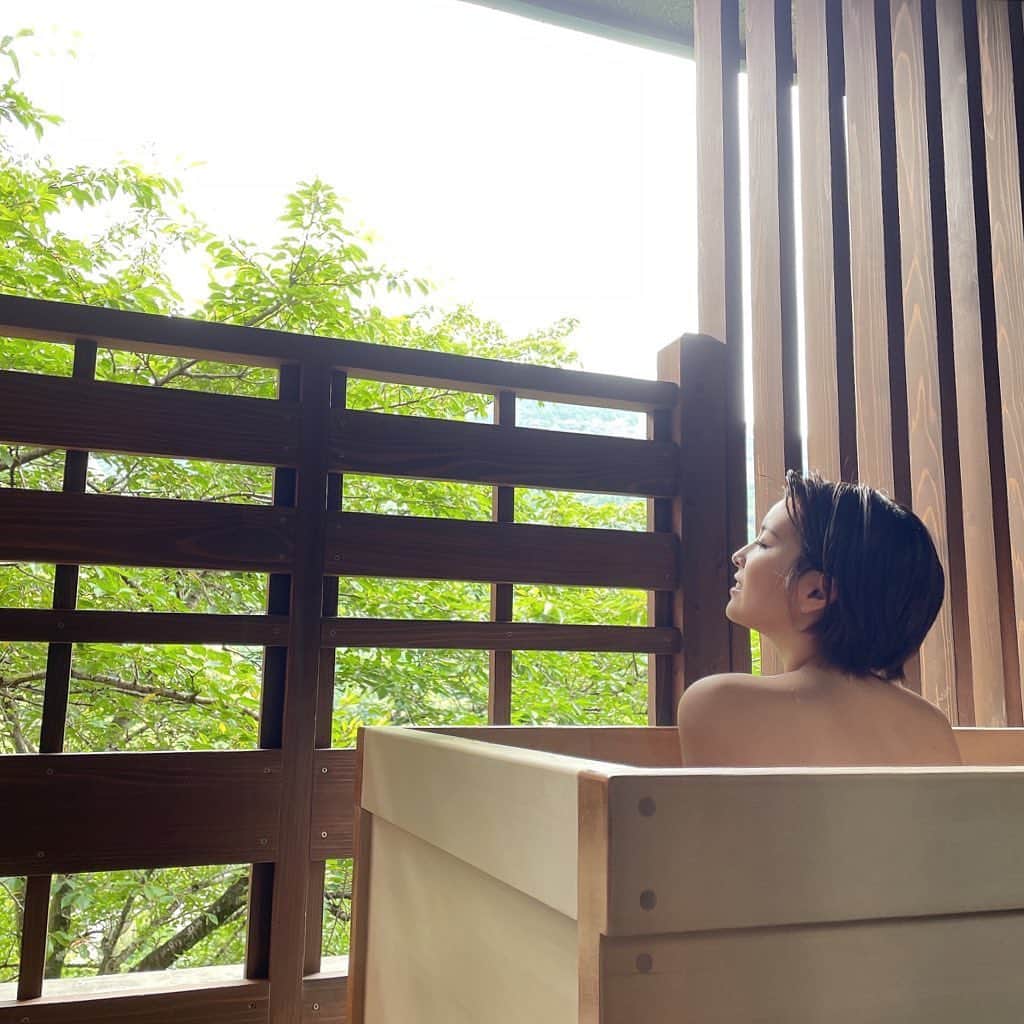 ききまるさんのインスタグラム写真 - (ききまるInstagram)「朝風呂♨️ . . 温泉大好き❤︎！！！ . 宿選びはいつも　@itoma_travel で❤︎ 客室露天風呂の宿をいつも探してます！ . 旅行先では寝起きでいつも朝風呂はいる〜！ @kintouen の客室露天風呂は箱根の大自然を一望できるヒノキ風呂でした✨✨✨サイコーーーー！ . .  #箱根　#国内旅行  #国内旅行好き  #女子旅 #タビジョ #たびじょ　#itoma #箱根旅行 #箱根温泉 #箱根湯本 #温泉旅行 #温泉女子 #温泉旅館 #温泉宿 #足湯 #足湯♨️ #浴衣女子 #浴衣 #浴衣姿 #onsen #onsen♨️ #onsenjapan #japanese #japan_of_insta  #pr #japanesegirl #japan_daytime_view #japaneseculture #japantravel」6月28日 15時52分 - kikigram_97