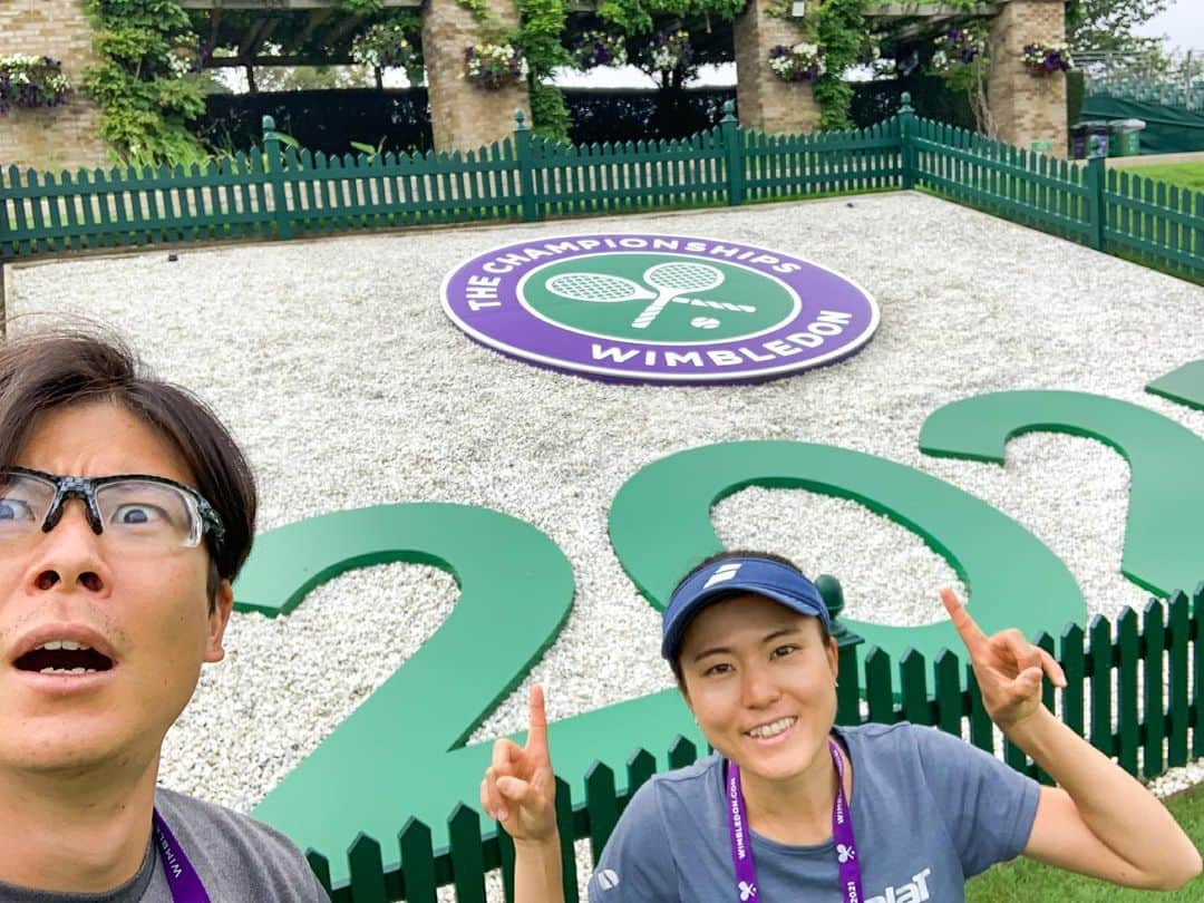 二宮真琴さんのインスタグラム写真 - (二宮真琴Instagram)「☆ . Wimbledon 2021🎾🌱🇬🇧 緑がいっぱいの雰囲気が目に優しくてとっても好きです😍  テニスの聖地初上陸のコーチ、目も鼻も口もやる気も！全開です🤩（笑） . #wimbledon2021 #london #england #ウィンブルドン  . #エディオン #EDION #紅菱住建 #ダイヤホーム #サタケ #babolat #バボラ #NBテニスガーデン #tennisplayer #テニス #テニス女子 #ダブルス #二宮真琴」6月28日 15時57分 - makoto_5_tennis