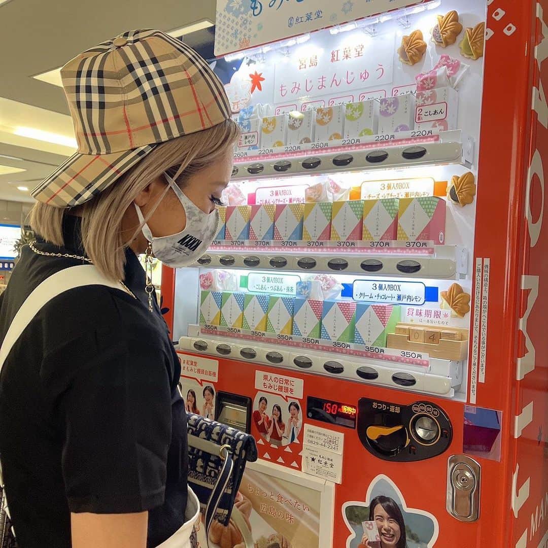 倖田來未さんのインスタグラム写真 - (倖田來未Instagram)「. トークショー終わり、広島空港に着いたらお店が全部閉まってて、やーん てなってたら、もみじ饅頭の自販機発見！！すご！！ ⁡ いろんな味があった！！ 2年と7ヶ月ぶりの広島！！ また、遊びにきますー！！ 素敵な初日を迎えられました！！ ⁡ #トークショー #初日 #広島 #もみじ饅頭 #また遊びにきます #fashion #burberry #kodakumi #倖田來未」6月28日 16時16分 - kodakumi_official