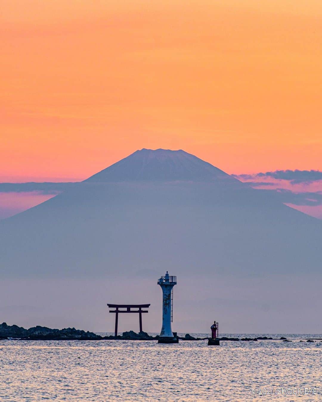 SHOCK EYEさんのインスタグラム写真 - (SHOCK EYEInstagram)「神奈川、森戸海岸に鎮座する森戸神社⛩ その沖合700mmのところに鳥居が見える。 裕次郎灯台と富士山と鳥居、、 夕暮れになると、くっきりと現れた富士山のシルエット。 長い時間、待った甲斐があったよ。 いい写真撮れた＾＾ まさにパワーフォト✨🗻⛩  神秘的なマジックアワー。 一人で過ごす静かな夕暮れ。。 心が浄化されたよ。  #moritoshrine #shrine #jinja #hayama #gfx100s #xs10 #fujifilm #japantravel #japantrip #beautifuldestinations #discoverjapan #discoverearth #voyaged #awesome_photographers #discovertokyo #tokyophotography #IamATraveler #wonderful_places #japanphoto #japanphotography #japan_of_insta #worldheritage」6月28日 9時50分 - shockeye_official