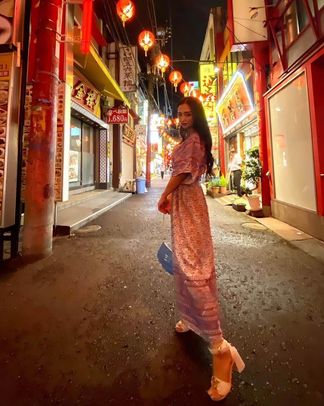 神子島みかさんのインスタグラム写真 - (神子島みかInstagram)「. 半年ぶりに 東京を出て#横浜 🐼🇨🇳 . . 上の子はコスモタウンで 雨の中遊びまわり私と下の子は車待機な午後から 夜は前日から私北京ダックが無性に食べたくて 食べたくて死にそうだったので６人前食べて幸せ… . 家族で手相見てもらったら 子供達私の手相と似ているらしく ２人共両手しっかりky線の金運良し先祖とか神様に 見守られてる線ありあとはなんか忘れたれたけど . いい事しか言われない占いでよかった🔮 お金払って悪いこと言われるのとか嫌精神 でも今まで悪いこと言われたこと１回 元彼と行った時ズバッと"貴方達は別れますよ"とw それはね。うん。わかってる。おもたwww . . . #アラフォー#ママ#日曜日#横浜中華街#北京ダック#無性に食べたい#全裸監督 のせい#アラフォーコーデ#リゾートワンピ#占い#最強#ky線」6月28日 10時57分 - kagomika