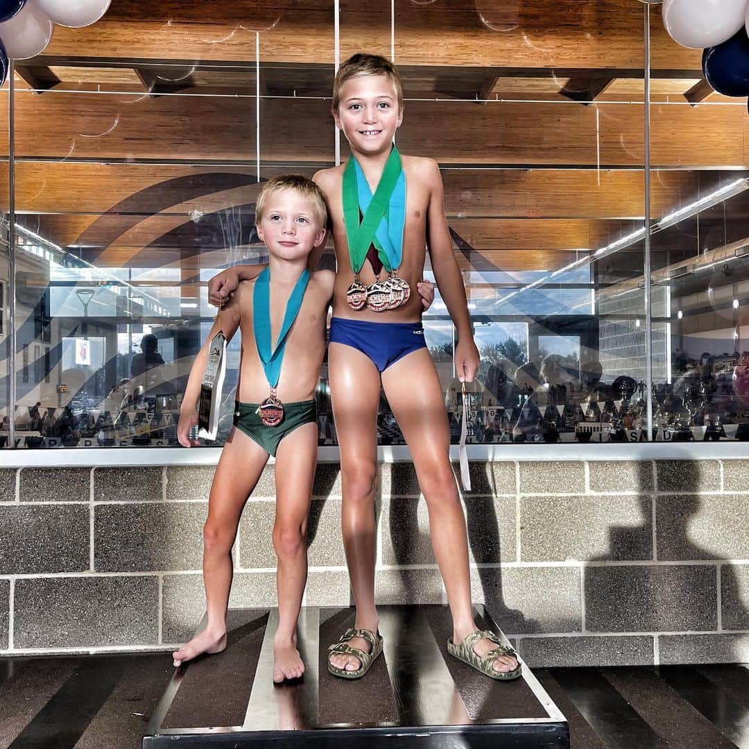 ショーン・パトリック・フラナリーのインスタグラム：「Every April we see if the dusty Speedo’s still fit & go off in pursuit of those wearing suits that wouldn’t know dry from cry. Our 1st goal… to qualify for Texas’ premiere swimming invitational, aptly called, “Ponderosa”. That ONE meet that all 15,000 other swimmers in our Texas division fight for a spot at.  So, a game plan was made, with periodic milestones & all. Been here before, so Charlie qualified early… in all 6 events. But, it was Porter’s first year, so he strapped on Charlie’s old British racing green Speedo and JUST squeaked by to qualify on his last possible opportunity. But… goal met & one more little note on the refrigerator got a check mark. The 2nd goal… to blast through the morning heats and make it to the “A” finals - a single 8 man heat of the best of the best, run at the end of the day & for all the marbles. More measuring. More managing. More milestones, and BOOM… “A” finals for two sole summer leaguers each fighting against seven year rounders. Goals: CRUSHED. And, mommy got lots of necklaces of hard earned iron for her birthday. The best kind of jewelry in the world. God help ALL the young swimmers… if these two ever decide to stay wet year round. ⚡️TCFB #GoalCrusher #GoalDestroyer #TheyCameFromMyBalls」