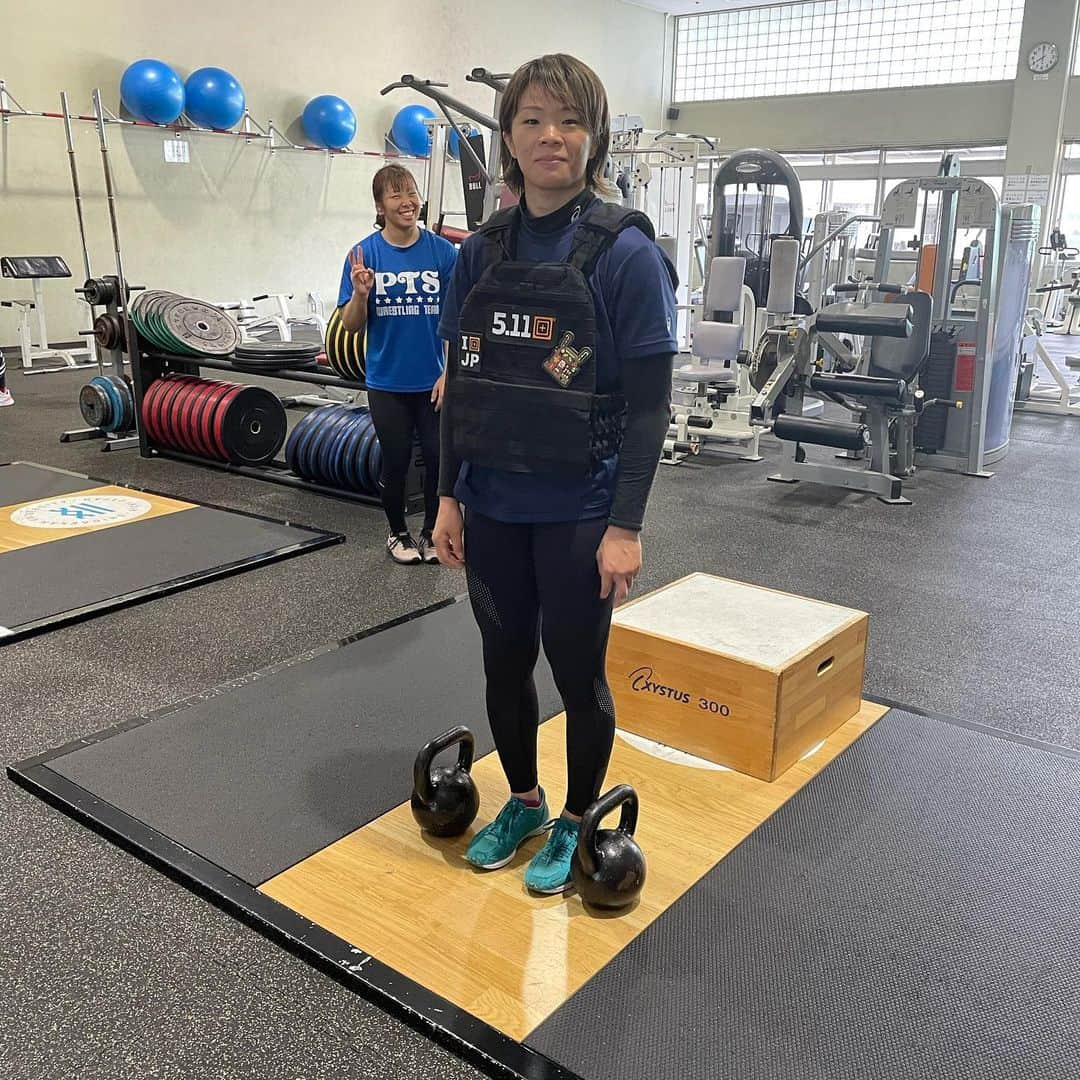 川井梨紗子さんのインスタグラム写真 - (川井梨紗子Instagram)「. part of today's training🏋️‍♀️ (@511tactical )のウエイトベスト＋ケトルベルを使ってスクワット🏋️‍♀️  と、写真映り込みゆず @inayuzu_0910」6月28日 11時42分 - risako_kawai