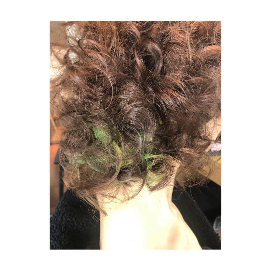 松浦美穂さんのインスタグラム写真 - (松浦美穂Instagram)「りょうちゃんの場合…  時にはヘアカラーを隠したい日も… 前から、横から後ろから…見えない…！ でも巻くと…後ろからと横からチラッと…  インナーカラーのもっと奥の…inner color  by Stehane.  今回使用したスタイリング剤は ヘアミストハード　 ヘアワックス  @yumedreaming   #毛先をカラーリングしないルール #haircolour by Stehane(TWIGGY.) #hairstylebyme #make-up by Coco」6月28日 11時45分 - twiggy_mihomatsuura