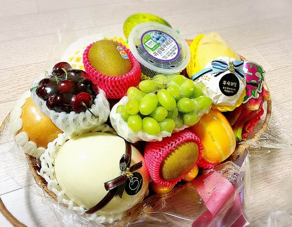 とぎもちさんのインスタグラム写真 - (とぎもちInstagram)「. 韓国でもらった出産祝い🎁💕 ⁡ 高級フルーツ詰め合わせ😍😍 フレッシュな美味しい果物 すごく嬉しい😭💓💓 . #韓国 #韓国出産祝い #出産祝い #ちびもち #とぎもち #果物盛り合わせ #とぎもち出産祝い」6月28日 12時02分 - togistagram