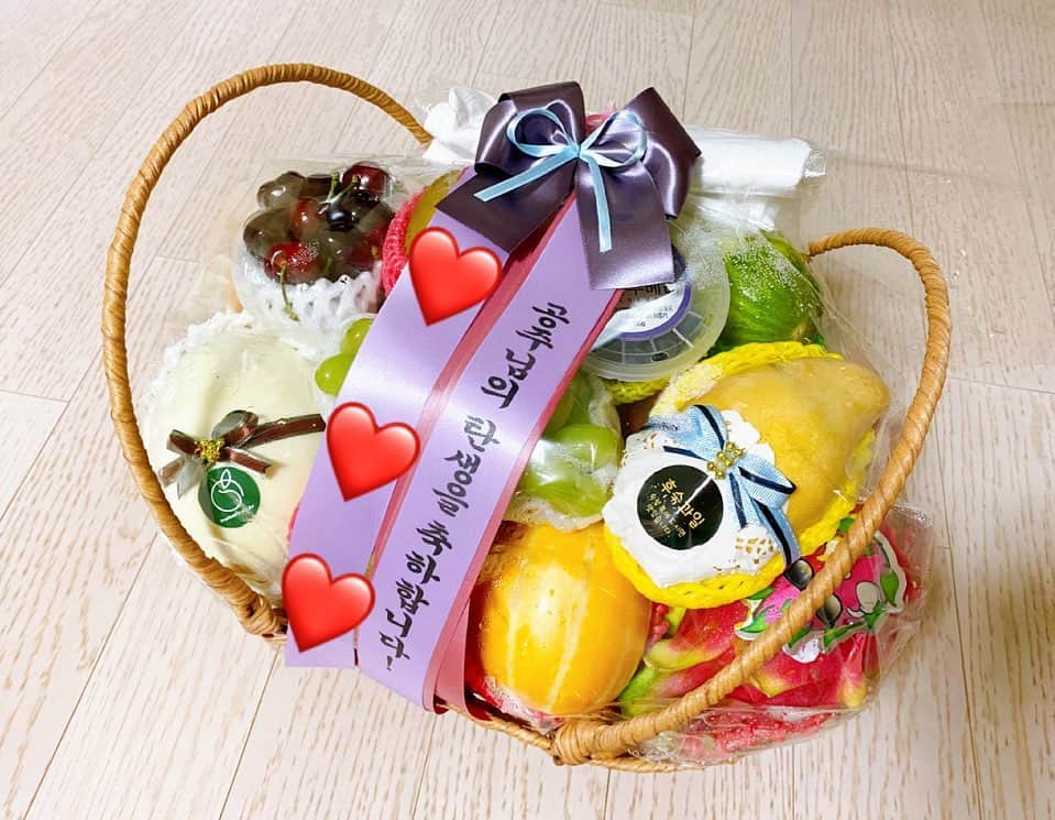 とぎもちさんのインスタグラム写真 - (とぎもちInstagram)「. 韓国でもらった出産祝い🎁💕 ⁡ 高級フルーツ詰め合わせ😍😍 フレッシュな美味しい果物 すごく嬉しい😭💓💓 . #韓国 #韓国出産祝い #出産祝い #ちびもち #とぎもち #果物盛り合わせ #とぎもち出産祝い」6月28日 12時02分 - togistagram