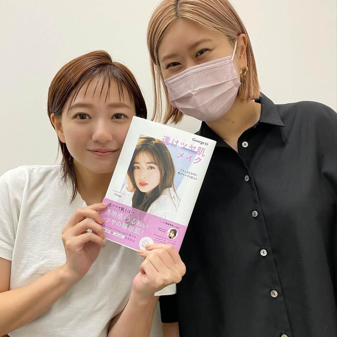 伊藤千晃のインスタグラム：「ヘアメイク @george828 さんの本をいただきました👏👏👏  ⁡ ジョージさんのテクニックは本当に取り入れやすくて為になることも多いから本になったなんて嬉しすぎる😆✨ ⁡ ⁡ 私の愛用しているアイテムもジョージさんから教わったものが多いんだよね‼︎ じっくり読んでメイクや美容を楽しんじゃお♡  #メイク本  #とても参考になる」