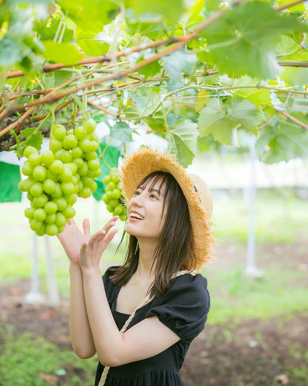 小坂菜緒さんのインスタグラム写真 - (小坂菜緒Instagram)「#小坂菜緒1st写真集君は誰？発売まであと1日！ということで、今日はいつもより多めに投稿していきます✨ まずは大人気のぶどうカットから1枚どうぞ💗 ストーリーで発売記念SHOWROOMについて告知していますので、そちらもぜひチェックしてください！ #小坂菜緒 #日向坂46」6月28日 12時30分 - kosakanatops