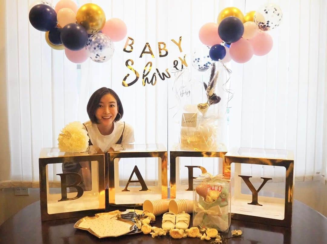 渡辺舞のインスタグラム：「義理家族がサプライズでbaby showerをしてくれました🥺  まっったくそんな事を聞いてなかったので、着いた途端可愛すぎる空間に一旦思考が停止しましたが🤖笑  皆さんに拍手で迎えてもらって、この上ない幸せな気持ちに🕊  こうして子供の誕生を心待ちにしてくれている家族の温かさに触れて、感動と感謝が止まらない1日でした。みんながあなたに会える日を楽しみにしてるよ👶って、伝わっていたらいいな💐  #babyshower #ベビーシャワー #妊娠9ヶ月#9monthspregnant」