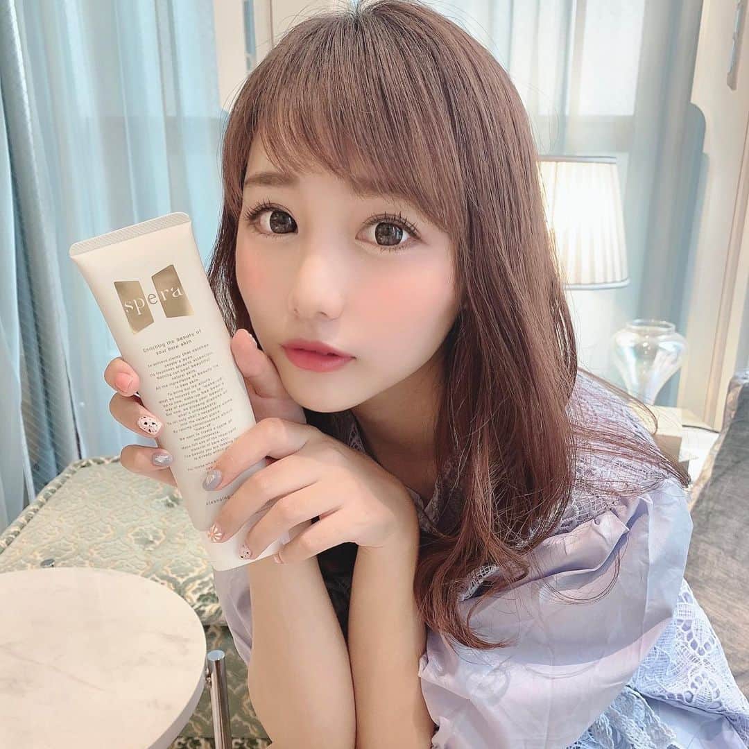 のインスタグラム：「最近、肌の状態ってクレンジングや洗顔等の夜のケアが大事なんだなぁって実感してます☺  新しく、@spera_official のクレンジングをゲットしました～！  クリーム状のクレンジングなんだけど、私はお風呂に入る前に お湯でメイク落としをしています！  ねっとりしてて、強くこすらなくても簡単にメイクオフすることができました～！ しかも、洗顔後の肌のつっぱってる感じも全くしないので おすすめです♡  スライドしてみてね～  #spera #スぺラ #skincare #スキンケア #cleanging #cleanginggelbalm #クレンジング #クレンジングジェルバーム #sponsored」