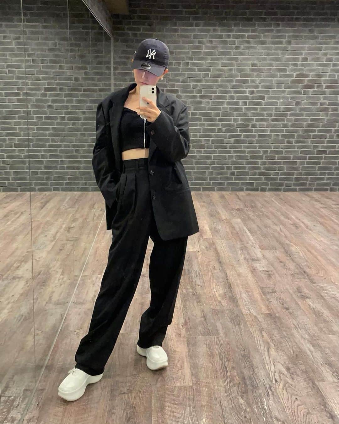 七原月乃のインスタグラム：「暇さえあれば踊る人間」