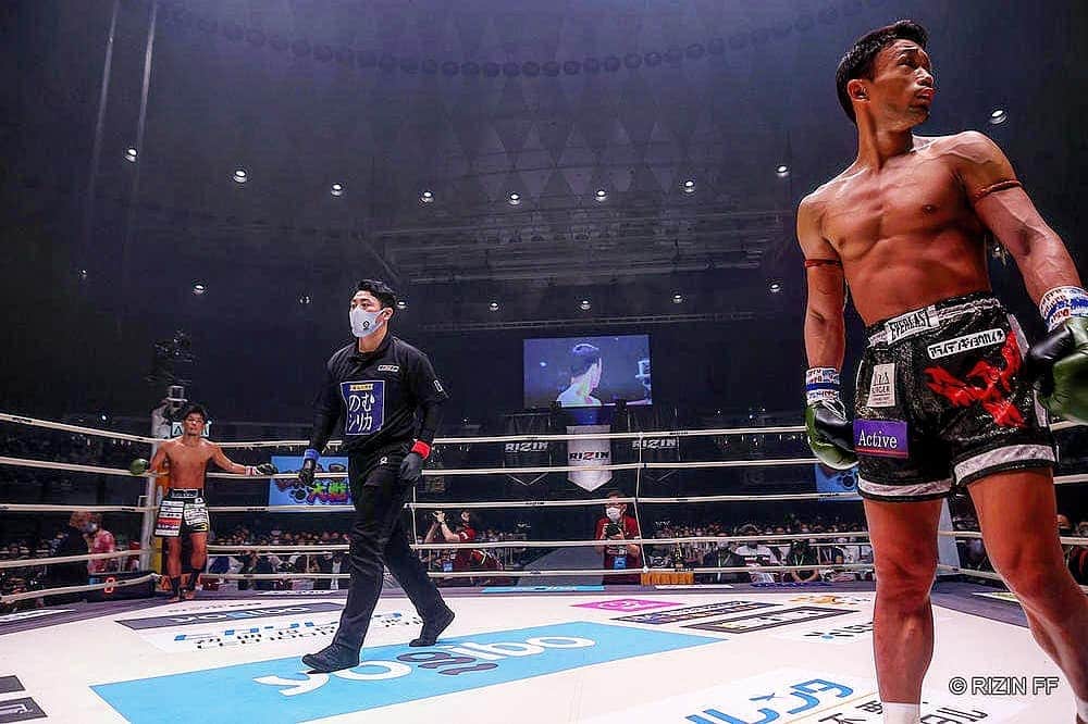 梅野源治のインスタグラム：「昨日の試合はノーコンテストになりました。 試合後、鼻骨と眼窩底骨折の疑いがあり救急搬送されましたが、眼窩底は折れておらず鼻骨だけ２ヶ所骨折していました。 手術を受けるかは後日確定します  皇治選手も同じ気持ちだろうけど、僕もたくさんの方たちに支えられ試合に臨んだ分、とても悔しい #RIZIN29」