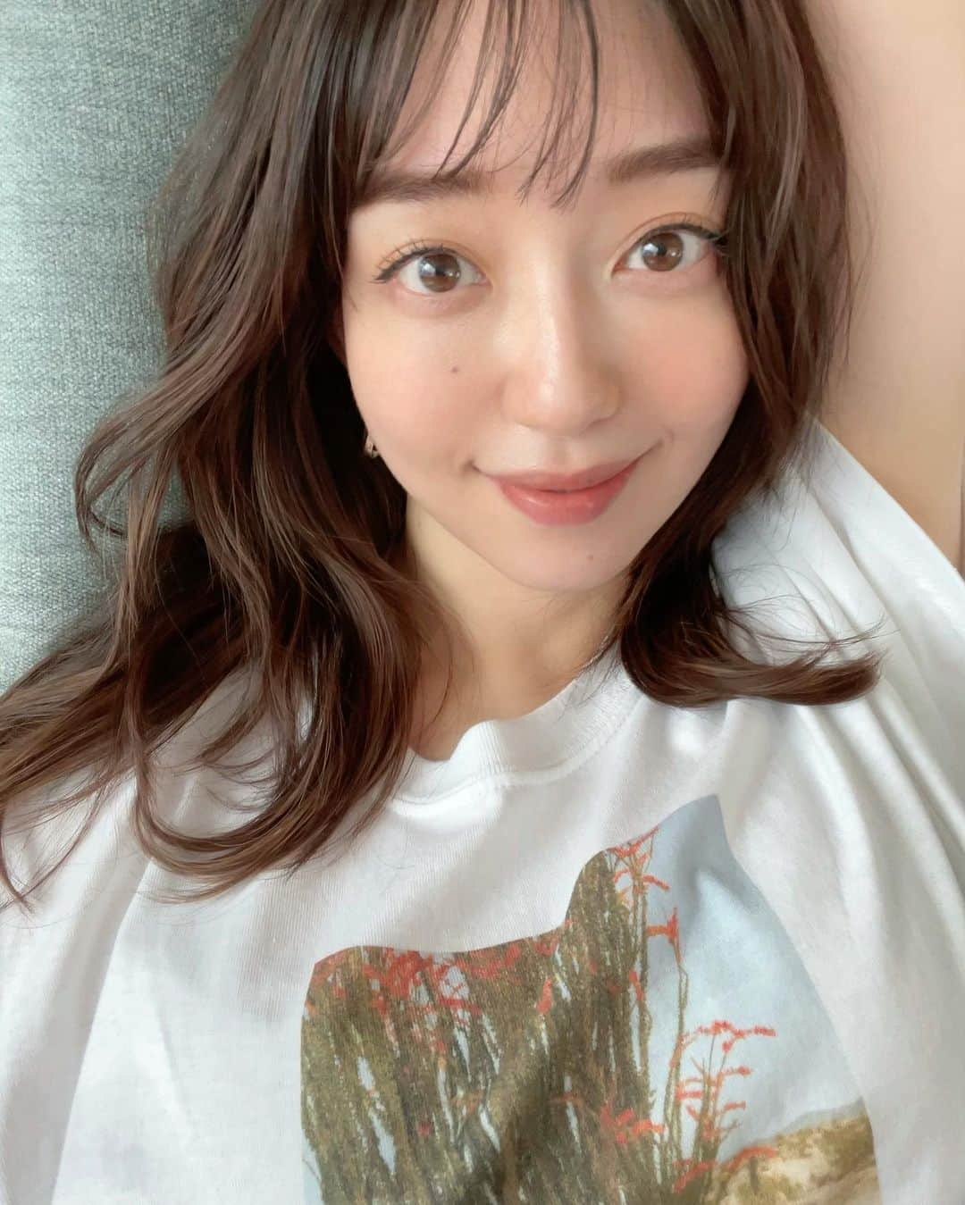 松島花さんのインスタグラム写真 - (松島花Instagram)「: おそようございます♡ 朝から撮影していました📷 今日はロケだったので、天気が 心配でしたが☂️まさかの晴天☀️ スタッフみんなで喜んでいました😆 今日発売の @classy_mag_insta  8月号に私服特集が載っています🌼 よかったらチェックして下さい🙏🏻 : 気づけば6月最後の #月曜の花 だ😳笑 皆さん♡今週もがんばっていきましょう♡ : #goodmorning #monday  #月曜の花 #やればできる」6月28日 14時30分 - hana_matsushima_official